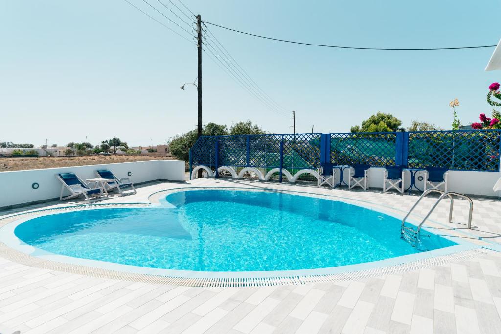 Heart-shaped swimming pool at Honeymoon Beach Studios